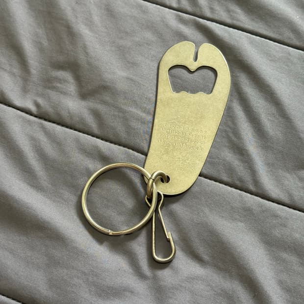 [새상품] 메종 마르지엘라 타비 오프너 키링 무광