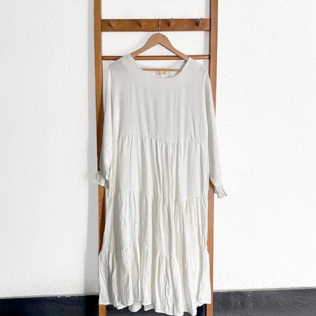 화이트 포그 티어드 롱드레스