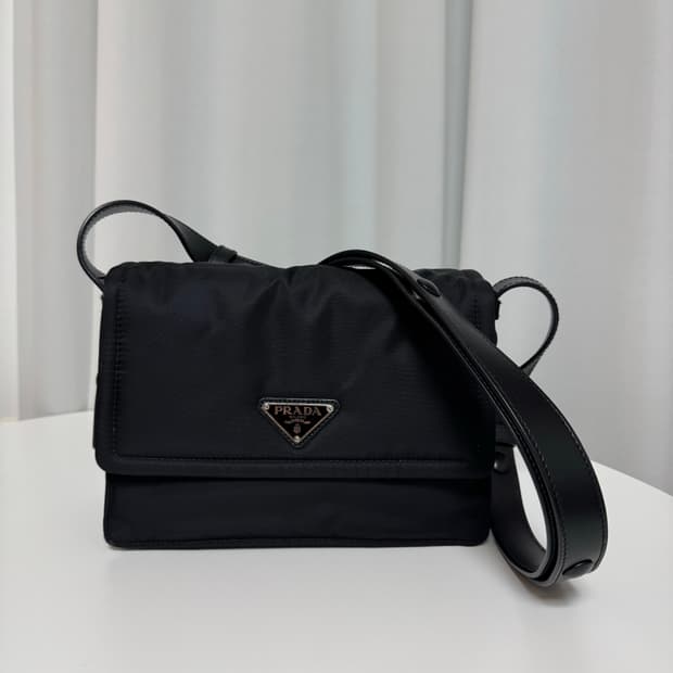 프라다 스몰 패딩 리나일론 숄더백 블랙