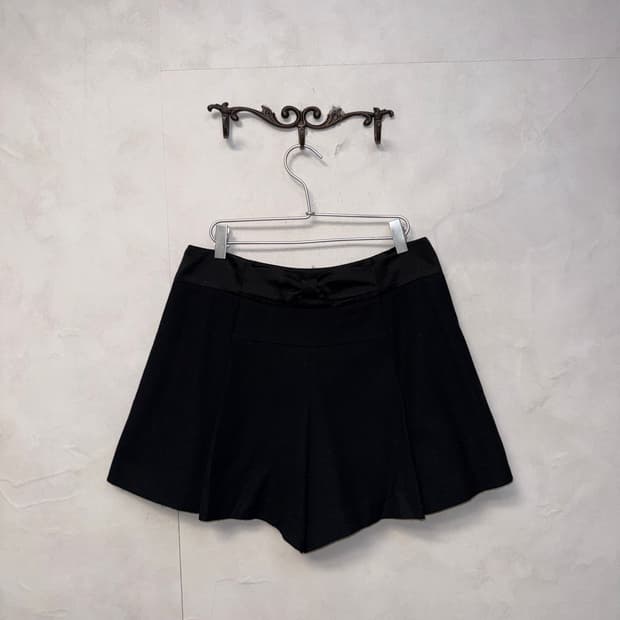 Black back ribbon pleats shorts