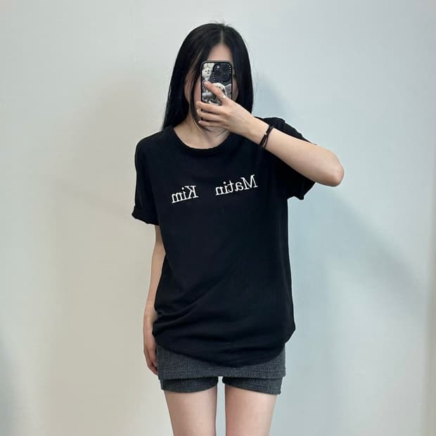 마땡킴 스펠아웃 블랙 반팔 티셔츠