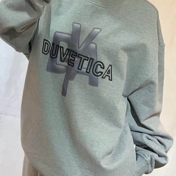 듀베티카 그라데이션 로고 그레이 맨투맨