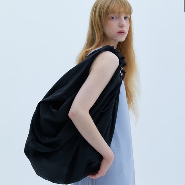 아코크 Large Tangle Twist Bag_Black