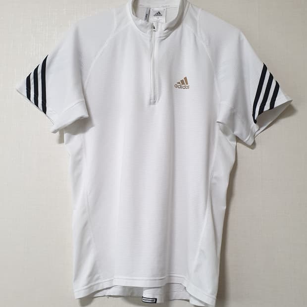 아디다스 반집업 반팔티 100사이즈