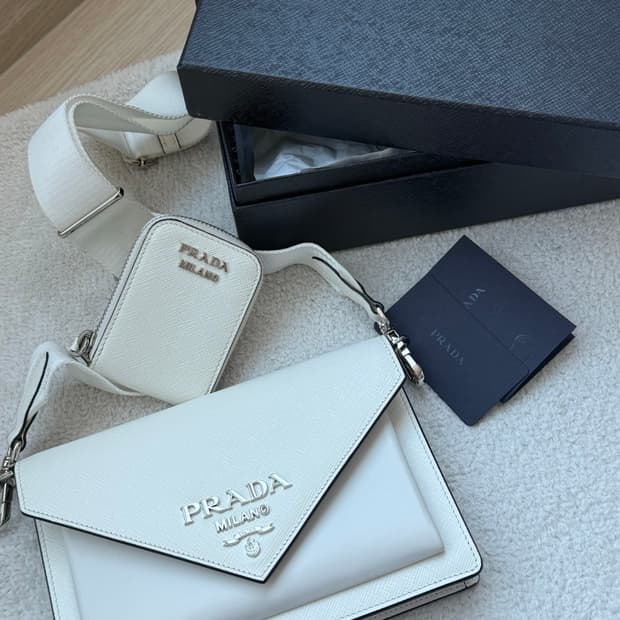 프라다 실버 로고 사피아노 스트랩 파우치 엔벌로프 숄더백