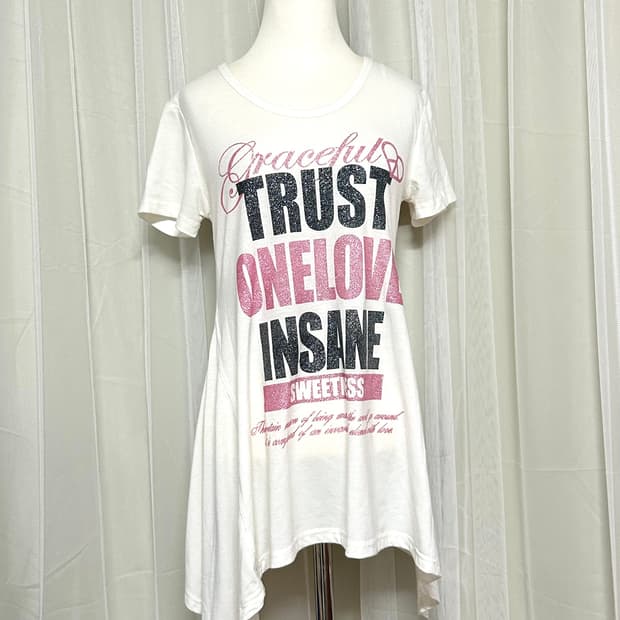 Chu xxx 글리터 프린팅 언발 로걀 반팔 탑 