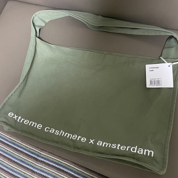 extreme cashmere 카키 토트백