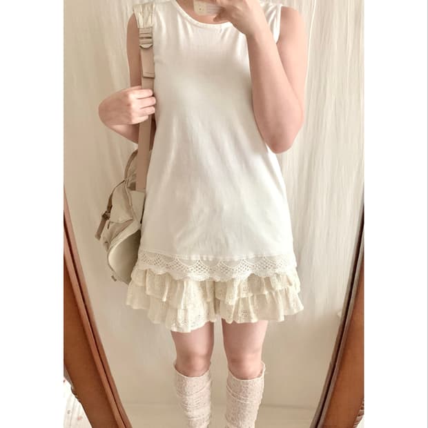 화이트 밑단 레이스 모리 나시