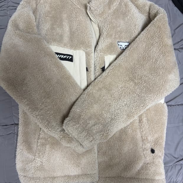 다이나핏 플리스 재킷입니다