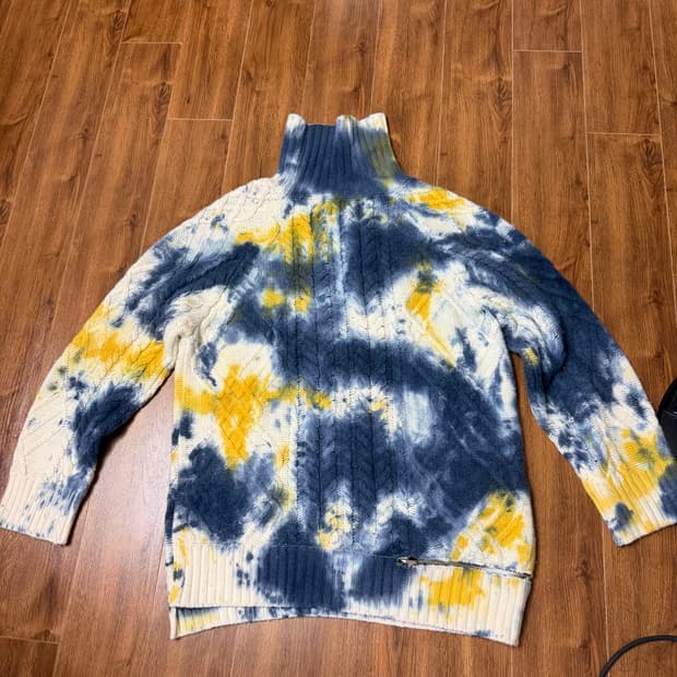 송지오옴므 타이다이 터틀넥 니트