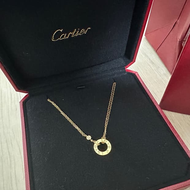 까르띠에 러브 펜던트 다이아 목걸이 팝니다.