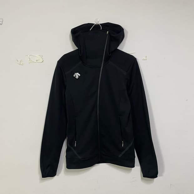 데상트 블랙 후드집업 