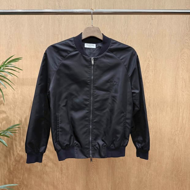 발렌티노 뷰티 나일론 블루종 집업 로고 자수 디테일 블랙