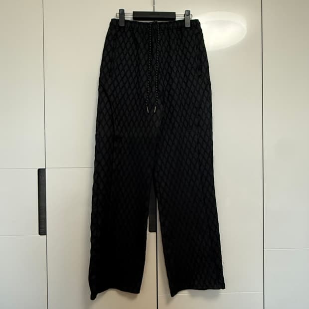 44 앤더슨벨 마케니 자카드 트랙 팬츠 블랙