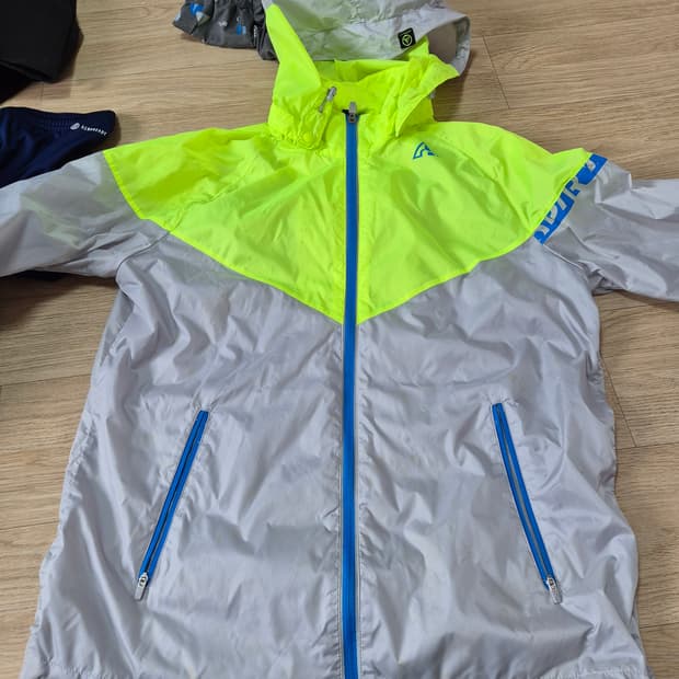 에어워크(AIRWALK) 브랜드의 바람막이 점퍼입니다