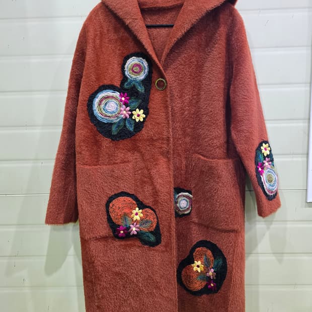 따뜻한 브릭 컬러의 후드 퍼 코트