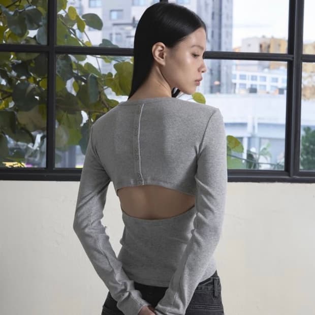 오데스 백 버튼 티셔츠