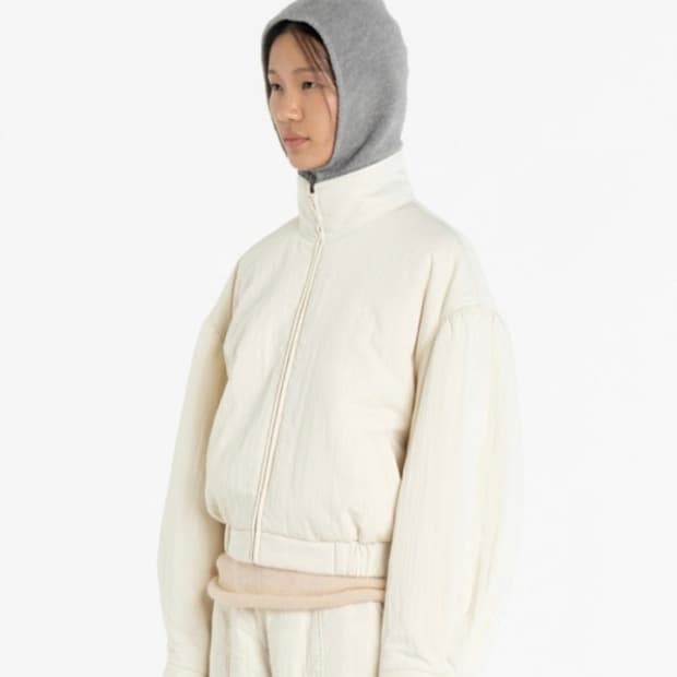 아모멘토 패디드 셔링 크롭 점퍼