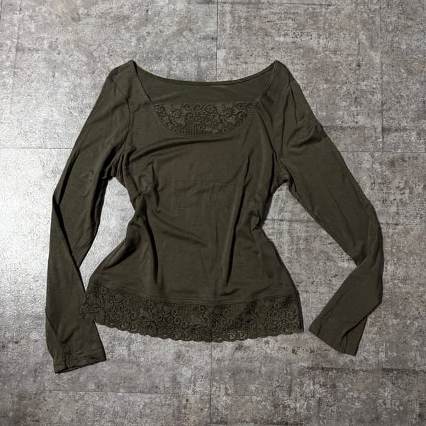 와이넥 레이스 디테일 롱 슬리브 티