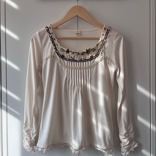 Axes femme 장미꽃 레이스 셔링 롱 슬리브