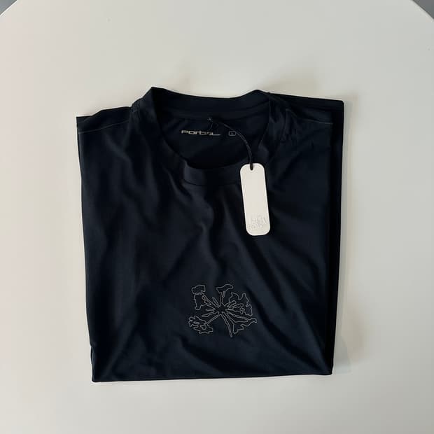 portal lateral peak t-shirt black beauty