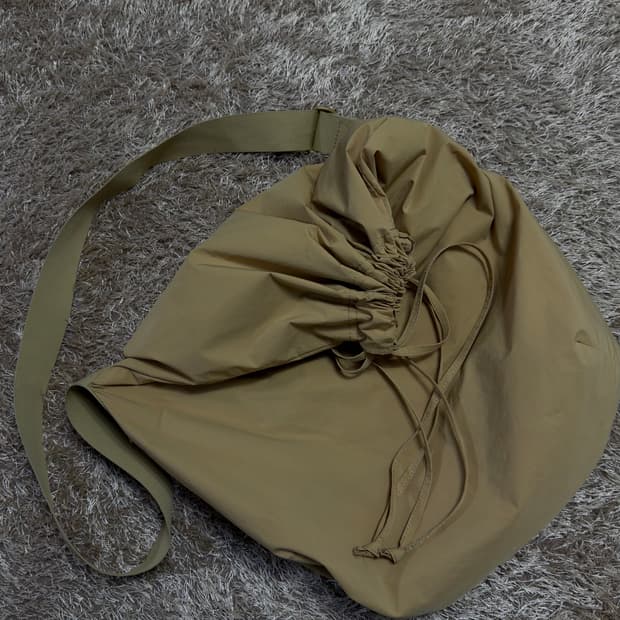 유니클로u 드로우스트링 백 초판