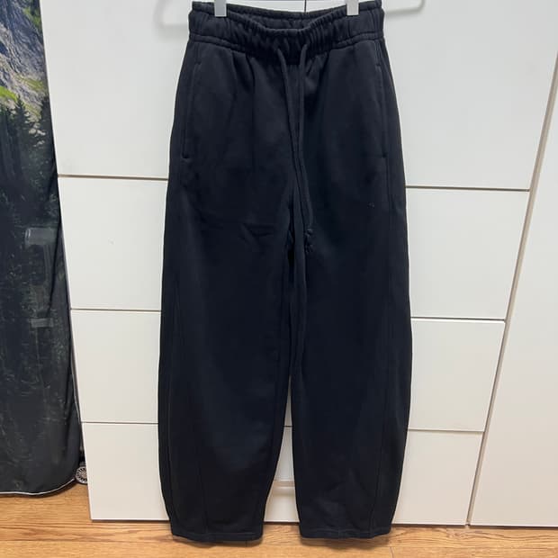 GU 지유 검정 스웨트 팬츠 배럴 레그 팬츠 조거