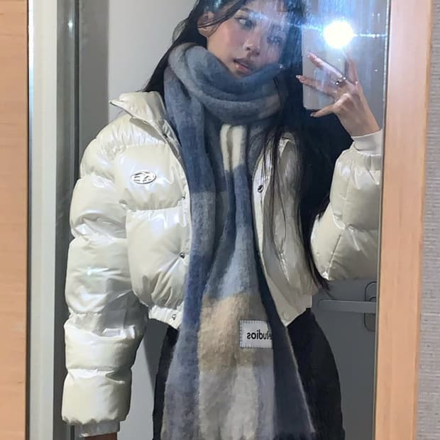 카키포인트 메탈 심볼 글로시 패딩 자켓 화이트