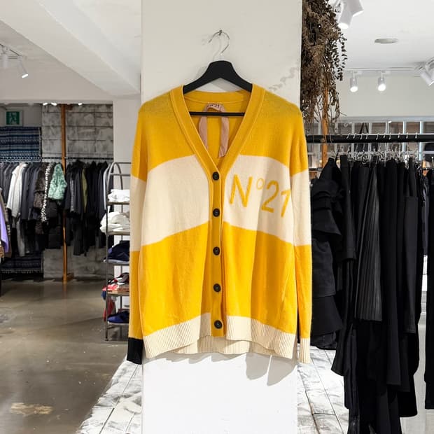 n21 옐로우 클라우디아 울 로고 가디건