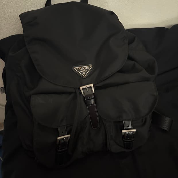 프라다 백팩 미듐