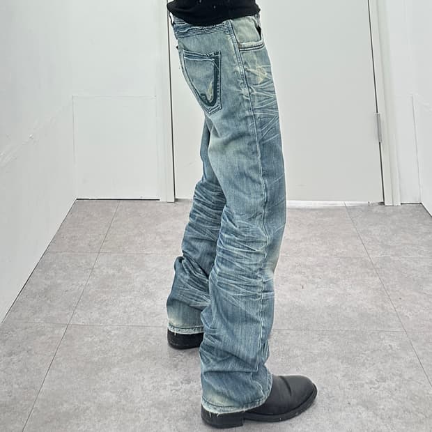 Fade lines sagging denim jeans