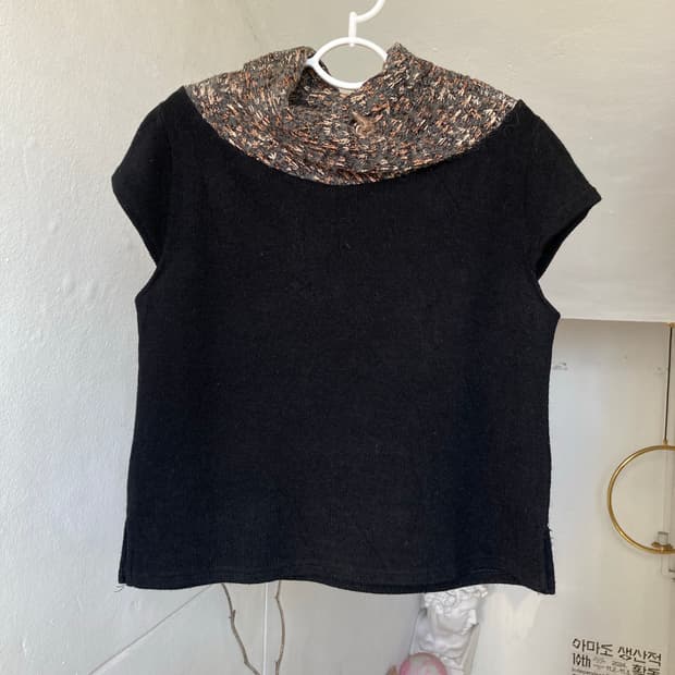 넥 디테일 캡소매 크롭 니트