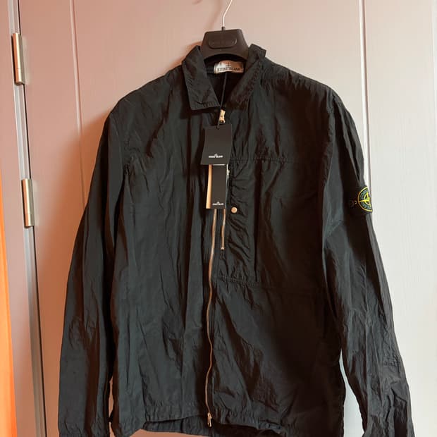  스톤아일랜드 25ss 나일론메탈 오버셔츠 블랙판매합니다.