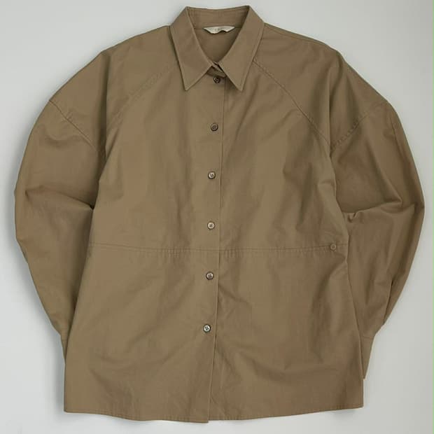 [S]ORR 오르 베이지 백 스트랩 셔츠