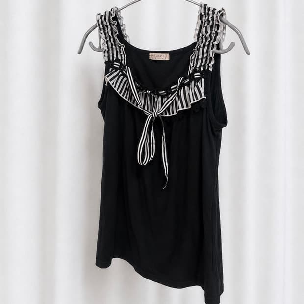액시즈팜 검정 프릴 나시 black frill sleeveless