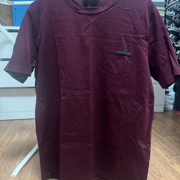 프라다 포켓티셔츠 버건디컬러 팝니다