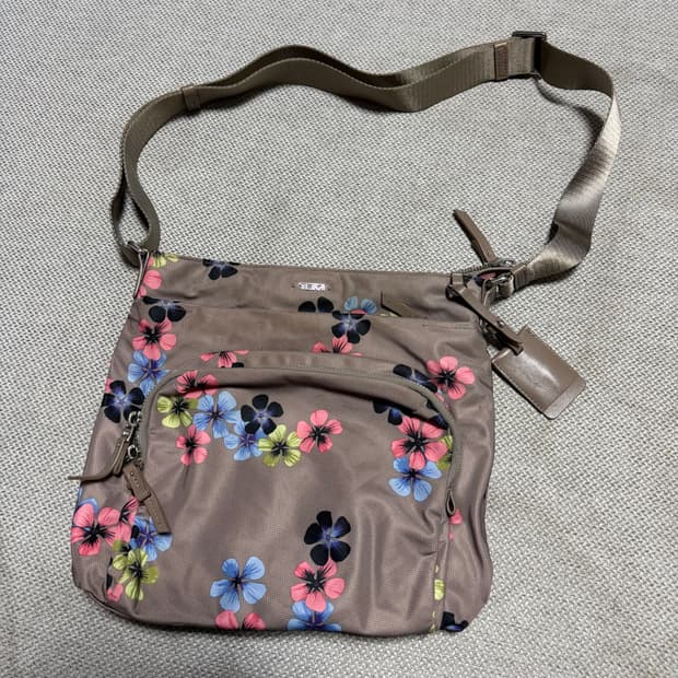 TUMI 투미 플라워 패턴 크로스백