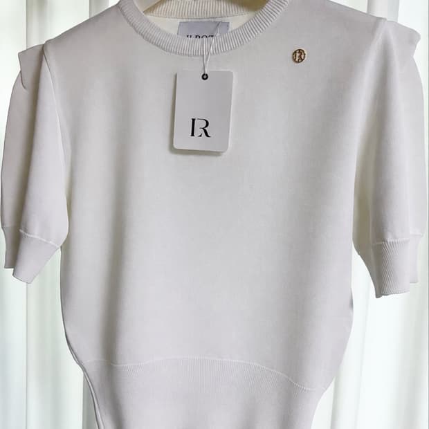 일로제 Shoulder Point Short Sleeve Knit