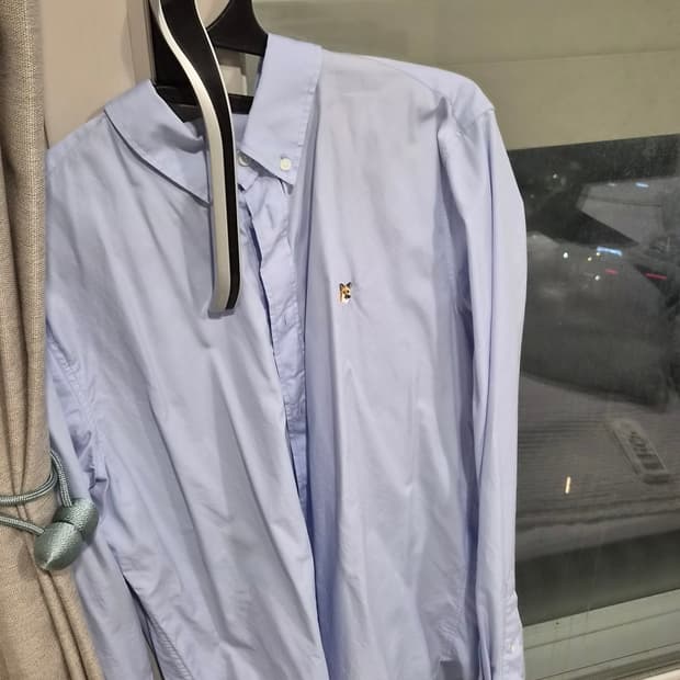 메종키츠네 하늘색 셔츠