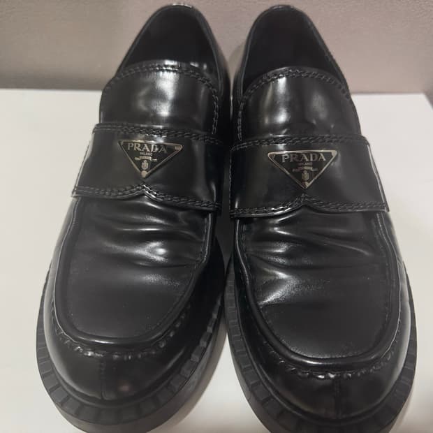 프라다 브러시드 로퍼