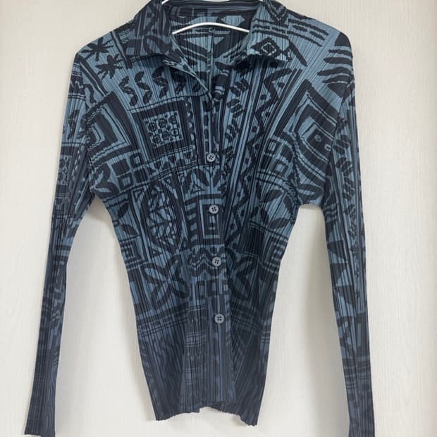 플리츠플리즈 블루 패턴 셔츠