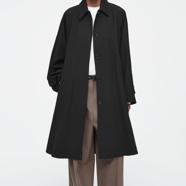 COS 볼류미너스 스윙 트렌치코트