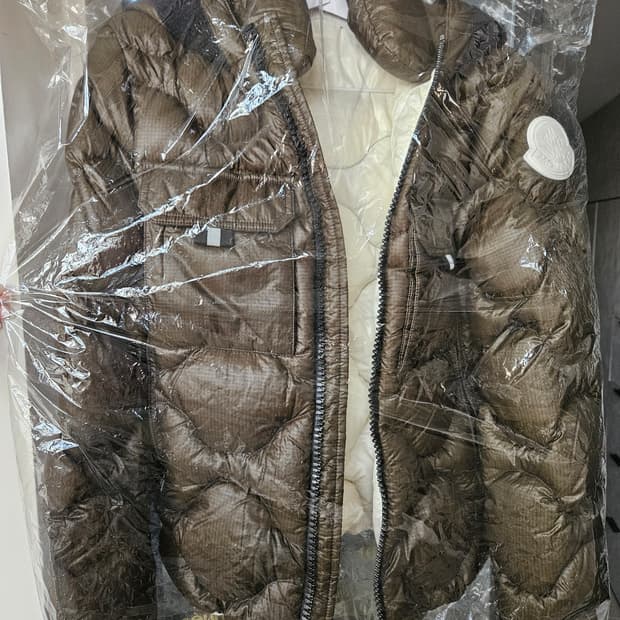 몽클레어 zonzo giubbotto 여성패딩 판매합니다.