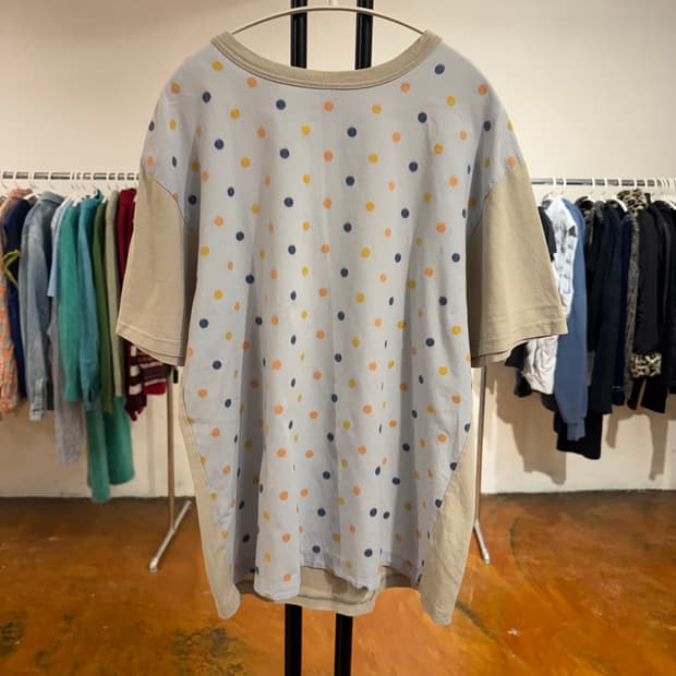 쉽스 그래픽 도트 프린팅 반팔 티셔츠