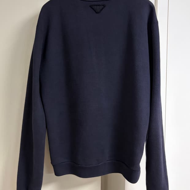 프라다 삼각로고 맨투맨