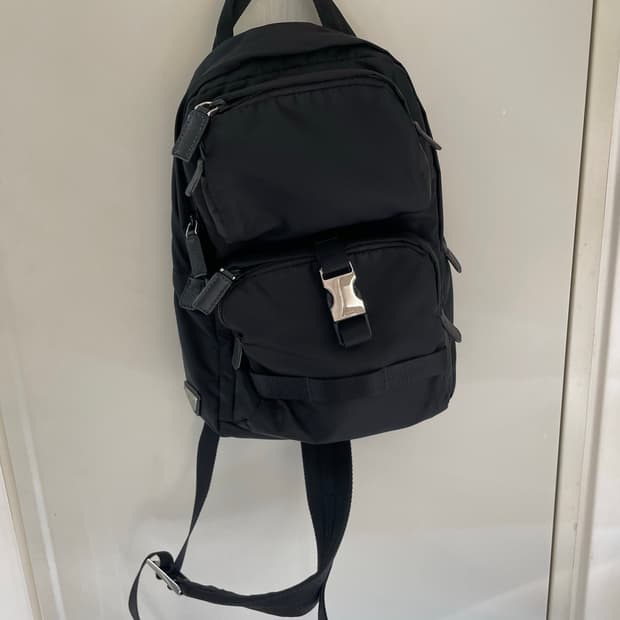 프라다 리나일론 슬링백팩