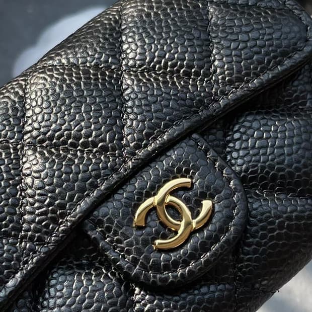 샤넬 클래식 카드 홀더 그레인드 카프스킨 & 골드 메탈 블랙