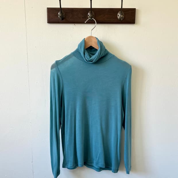 Aloe 스카이블루 터틀넥