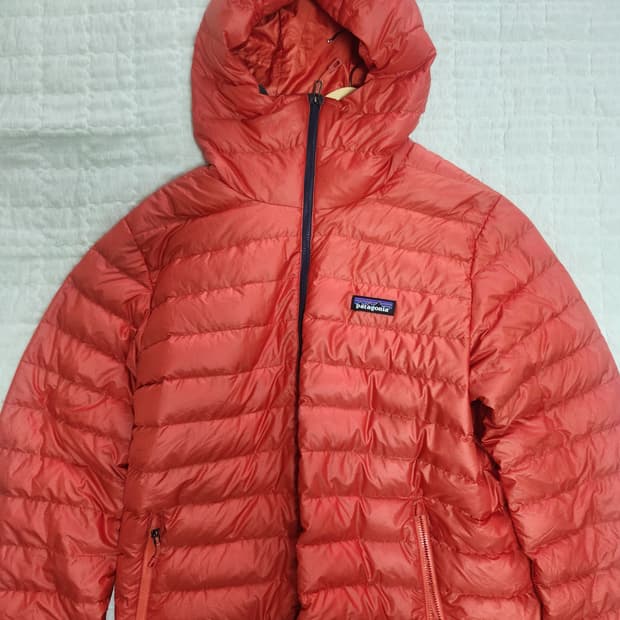 파타고니아 다운스웨터 후디  핫 엠버 색상 M 사이즈