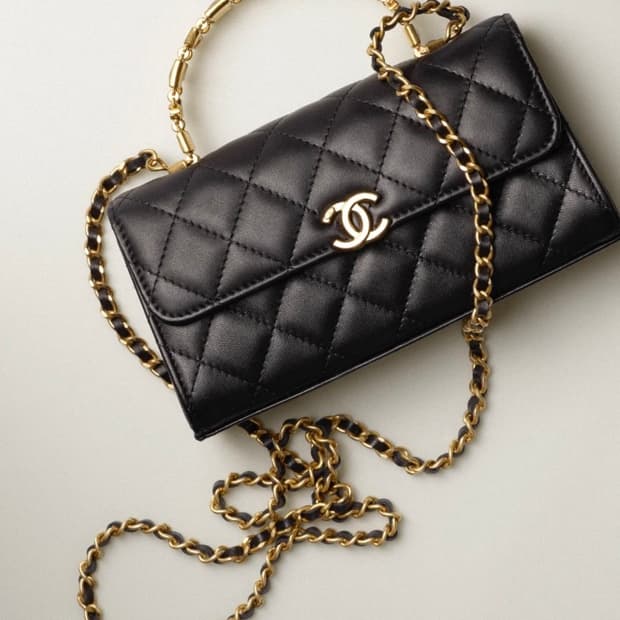 CHANEL 샤넬 체인 플랩 폰 홀더 블랙